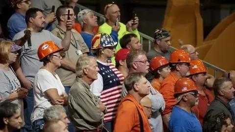 2025中超赛季精彩瞬间：何超远距离轰门，成都足球盛宴再现传奇之夜！